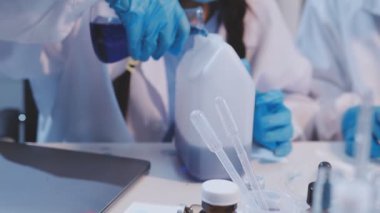 Modern laboratuarda tıbbi araştırmalarda birlikte çalışan bir grup genç kadın bilim adamı.