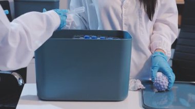 Modern laboratuarda tıbbi araştırmalarda birlikte çalışan bir grup genç kadın bilim adamı.