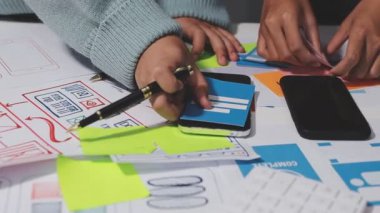 Tasarımcı genç kadın dijital tabletle cep telefonuyla çalışıyor