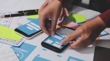 Grafik yapmak için cep telefonu kullanan tasarımcı kadın