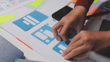 yakın çekim - yeni proje üzerinde çalışan tasarımcının görüntüsü