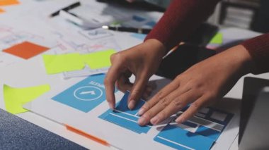 Yeni projeyi tartışan iş ekibinin görüşünü kapat