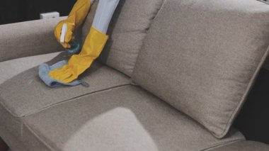 Arabada bez temizlemek, temizlik konsepti.