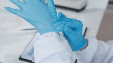 Elinde bir mikroskop tutan bir bilim adamının yakın çekimi.