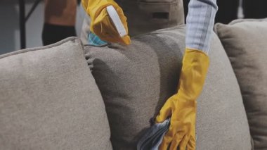 Oturma odasındaki kanepeyi temizliyorum.