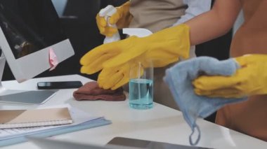 Yakın plan - lastik eldivenli bir elin evi temizlemesi..