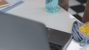 Evde dizüstü bilgisayarla çalışan bir kadının fotoğrafını çek. ev kavramından çalışma.