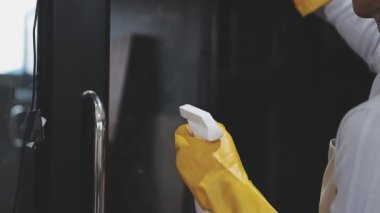 Pencereyi özel bir ekipmanla temizliyorum.