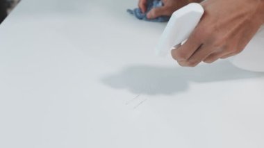 İnsan eliyle, fırçayla beyaz boya boyarken..