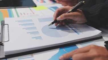 Dizüstü bilgisayardaki finansal verileri analiz eden iş adamı