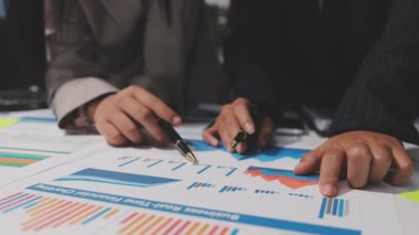 İş adamları yeni projeyi finansal grafikle tartışıyor