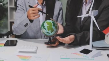 İş kadını enerji tasarrufu için dijital tablet kullanıyor