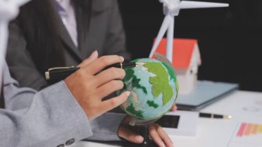 Dünya haritası ve iş grafiğiyle dünyayı elinde tutan iş adamı