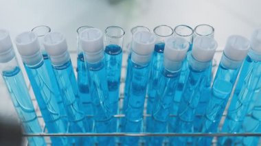 Mavi sıvı laboratuvar tüpleri.