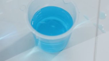 Şeffaf kapta sıvı jel ve şeffaf bardakta yıkanmak için jel..
