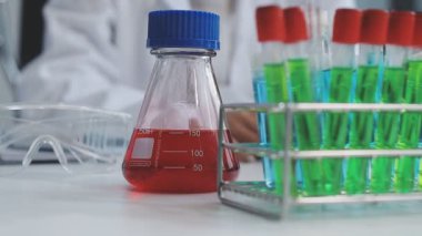 Laboratuvarda laboratuvar asistanı.