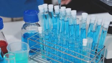 Bir test ile çalışan laboratuar asistanı