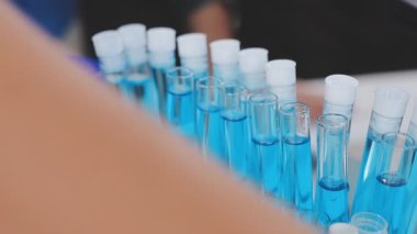 Laboratuvar bardakları mavi sıvıyla dolu. Kapat.
