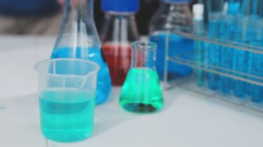 Mavi sıvılı kimya laboratuvarı