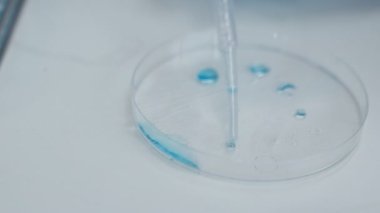 Üç tabakta mavi sıvı var..