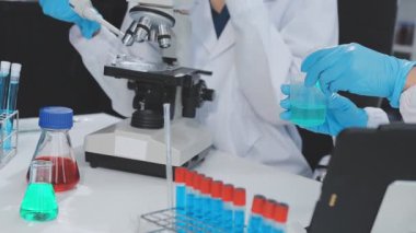 Kanlı laboratuvar asistanı.