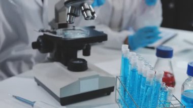 Laboratuvarda bir mikroskopu kapat.