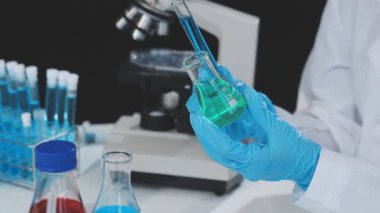 Test tüplü laboratuar asistanı