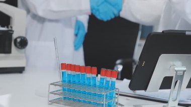 Test tüpleri olan bilim adamı.