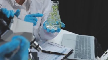 Son teknoloji bir gıda laboratuvarında çalışan tıp bilimadamı, yeni bitki türlerini inceliyor.