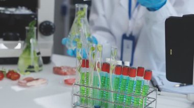Son teknoloji bir gıda laboratuvarında çalışan tıp bilimadamı, yeni bitki türlerini inceliyor.