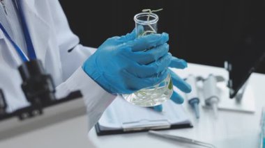Son teknoloji bir gıda laboratuvarında çalışan tıp bilimadamı, yeni bitki türlerini inceliyor.