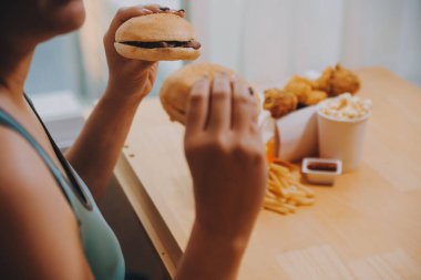 Fast food burger yiyen kadınlar, kovulmuş tavuk, donut ve tatlılarda aşırı yeme bozukluğu.