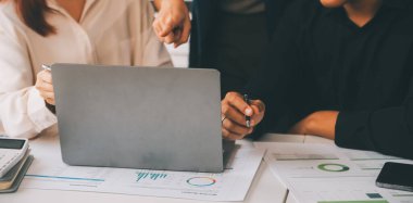 Finansal analistler, şirketlerin başarılı takım çalışmalarının sonuçlarını gösteren bir toplantıda bir dijital tablet planlama yatırım projesinin ticari mali raporlarını analiz ediyorlar..