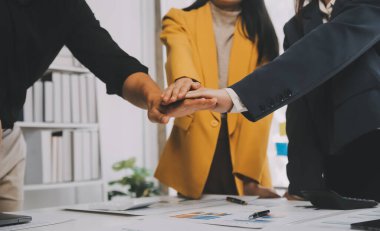 Finansal analistler, şirketlerin başarılı takım çalışmalarının sonuçlarını gösteren bir toplantıda bir dijital tablet planlama yatırım projesinin ticari mali raporlarını analiz ediyorlar..