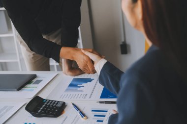 İş birleşme ve satın alma, başarılı müzakere, tokalaşma, ortaklık ve iş anlaşması konseptine ortak olmak için iki iş adamı el sıkışması.