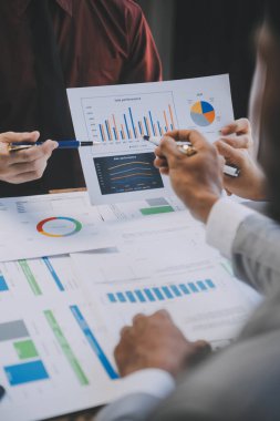 Genç Asyalı iş adamlarından oluşan bir grup. Yaratıcı iş adamı. Başarılı bir iş ortağı olmaktan mutluluk duyarlar..