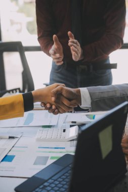 Genç Asyalı iş adamlarından oluşan bir grup. Yaratıcı iş adamı. Başarılı bir iş ortağı olmaktan mutluluk duyarlar..