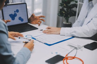 Görüşme, tablet ve doktorlardan oluşan bir ekip sağlık hizmetlerinden ve tele-sağlık uygulamalarından konuşmak için ofiste. Hastane finansmanı veya sponsorluğu için internet sitesiyle cerrah grubu, teknik ve tıbbi tartışmalar