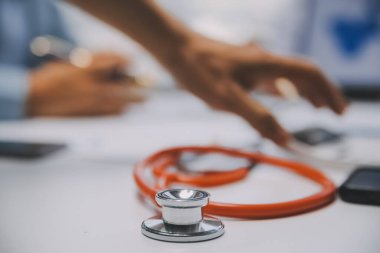 Görüşme, tablet ve doktorlardan oluşan bir ekip sağlık hizmetlerinden ve tele-sağlık uygulamalarından konuşmak için ofiste. Hastane finansmanı veya sponsorluğu için internet sitesiyle cerrah grubu, teknik ve tıbbi tartışmalar