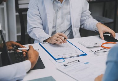 Görüşme, tablet ve doktorlardan oluşan bir ekip sağlık hizmetlerinden ve tele-sağlık uygulamalarından konuşmak için ofiste. Hastane finansmanı veya sponsorluğu için internet sitesiyle cerrah grubu, teknik ve tıbbi tartışmalar