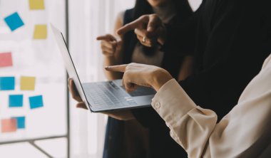 Finansal analistler, şirketlerin başarılı takım çalışmalarının sonuçlarını gösteren bir toplantıda bir dijital tablet planlama yatırım projesinin ticari mali raporlarını analiz ediyorlar..