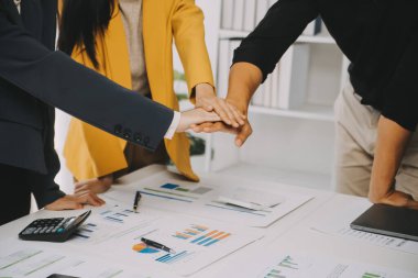 Finansal analistler, şirketlerin başarılı takım çalışmalarının sonuçlarını gösteren bir toplantıda bir dijital tablet planlama yatırım projesinin ticari mali raporlarını analiz ediyorlar..