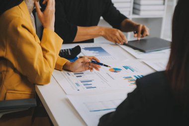 Finansal analistler, şirketlerin başarılı takım çalışmalarının sonuçlarını gösteren bir toplantıda bir dijital tablet planlama yatırım projesinin ticari mali raporlarını analiz ediyorlar..