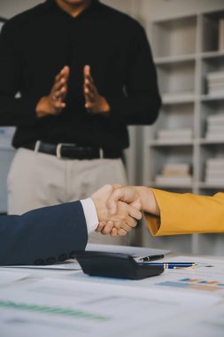 İş birleşme ve satın alma, başarılı müzakere, tokalaşma, ortaklık ve iş anlaşması konseptine ortak olmak için iki iş adamı el sıkışması.