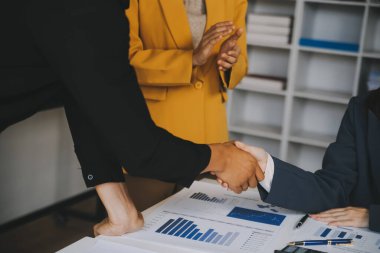 İş birleşme ve satın alma, başarılı müzakere, tokalaşma, ortaklık ve iş anlaşması konseptine ortak olmak için iki iş adamı el sıkışması.