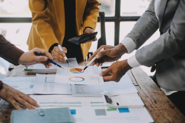 Genç Asyalı iş adamlarından oluşan bir grup. Yaratıcı iş adamı. Başarılı bir iş ortağı olmaktan mutluluk duyarlar..