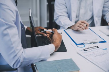 Görüşme, tablet ve doktorlardan oluşan bir ekip sağlık hizmetlerinden ve tele-sağlık uygulamalarından konuşmak için ofiste. Hastane finansmanı veya sponsorluğu için internet sitesiyle cerrah grubu, teknik ve tıbbi tartışmalar