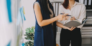 Finansal analistler, şirketlerin başarılı takım çalışmalarının sonuçlarını gösteren bir toplantıda bir dijital tablet planlama yatırım projesinin ticari mali raporlarını analiz ediyorlar..