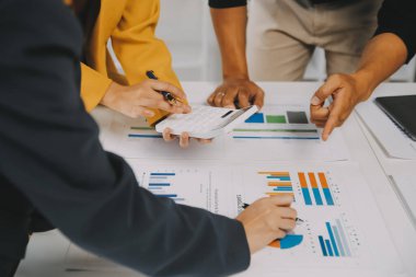 Finansal analistler, şirketlerin başarılı takım çalışmalarının sonuçlarını gösteren bir toplantıda bir dijital tablet planlama yatırım projesinin ticari mali raporlarını analiz ediyorlar..