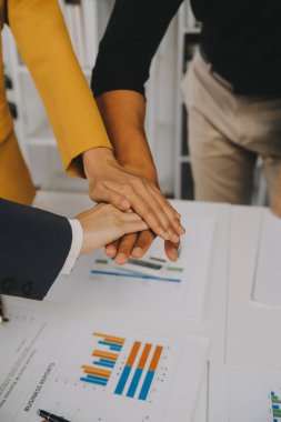 Finansal analistler, şirketlerin başarılı takım çalışmalarının sonuçlarını gösteren bir toplantıda bir dijital tablet planlama yatırım projesinin ticari mali raporlarını analiz ediyorlar..